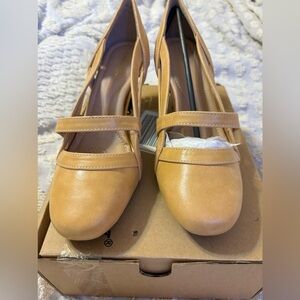 Comfortview Ladies Shoes Size 10M Light Tan Color Business Office Vintage
